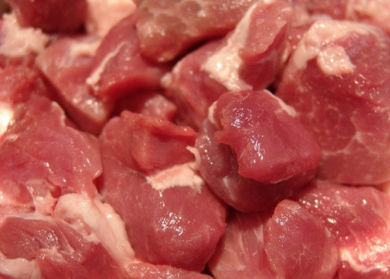 1. Этап. Мясо в рукаве в духовке: Свинину порезать на кусочки, при желании отбить.