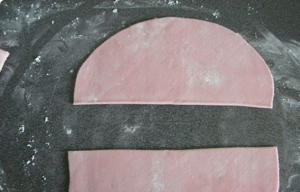 1. Этап. Торт Косметичка: 5. Добавить пищевой краситель и раскатать довольно большой круг (по диаметру больший, чем торт). Разрезать его на две половинки.