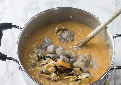 1. Этап. Рис с морепродуктами: Добавляем креветки и мидии, готовим 3-4 минуты.