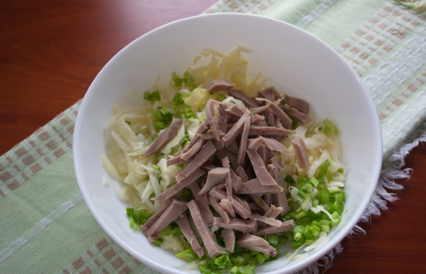 1. Этап. Салат в бокале: Мелко нарезаем зеленый лук. Можно прибавить еще немного зелени других видов. В салатник складываем капусту, язык и зелень.