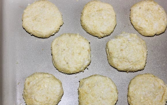 1. Этап. Творожно-банановое печенье: 4. Противень слегка смажьте маслом или застелите пергаментом. Сформируйте небольшие шарики. Чтобы корочка была более хрустящей, можно обвалять творожно-банановое печенье в домашних условиях в панировке (сухарях или измельченных хлопьях, например). Выложите на противень и отправьте в разогретую до 180 градусов духовку минут на 12.