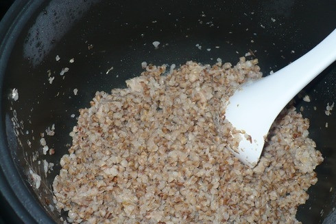 1. Этап. Гречка со свининой в мультиварке: Когда время истечет, мультиварка подаст сигнал. Теперь ваша гречка со свининой готова. Украсьте ее свежей зеленью и подавайте к столу, приятного всем аппетита!