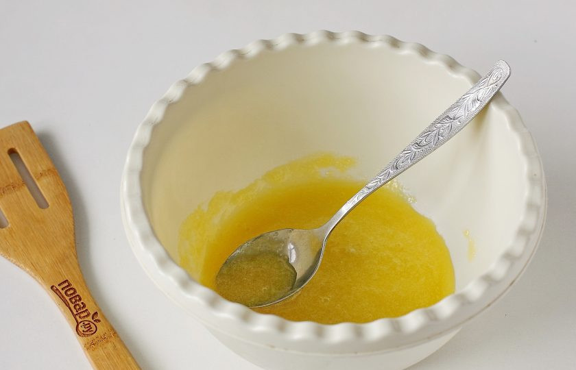 1. Этап. Блины на желтках: Соедините желтки, сахар и соль.