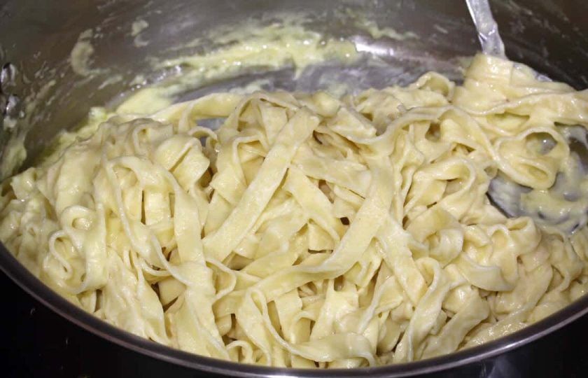 1. Этап. Феттучини Альфредо: 12. Хорошенько перемешайте феттучини, чтобы они полностью 