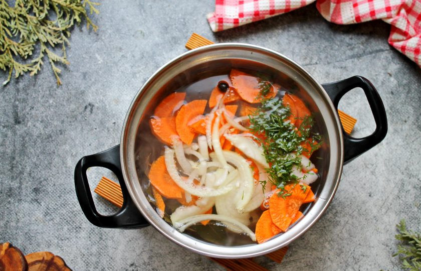 1. Этап. Горячий маринад для рыбы: Морковь нарежьте тонкими кружочками, репчатый лук полукольцами, укроп мелко порежьте и добавьте в кастрюлю. Доведите до кипения, снимите с огня и остудите до теплого состояния.