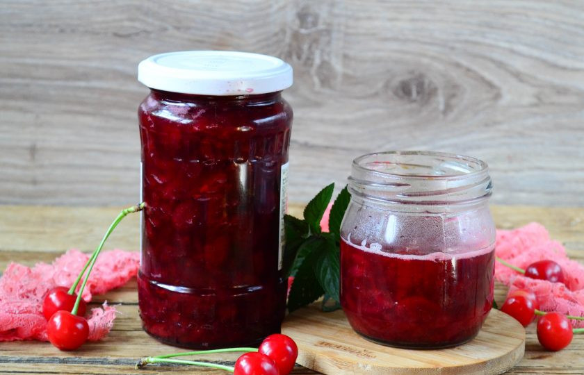 1. Этап. Вишневое варенье с мятой: Банки для варенья простерилизуйте вместе с крышками. Наполните банки вареньем и плотно укупорьте металлическими крышками.