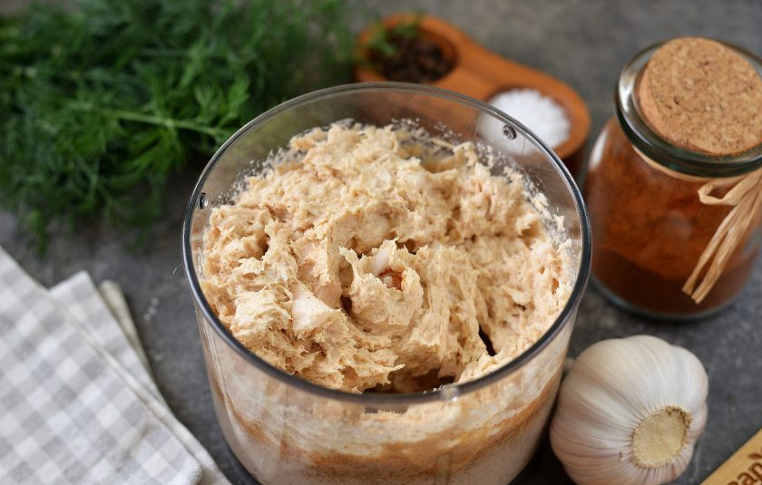 1. Этап. Закуска «Казачья»: Пробейте содержимое блендера до пастообразного состояния. Если делать это на низких оборотах, тогда у вас получится однородная, маслянистая, очень вкусная масса.