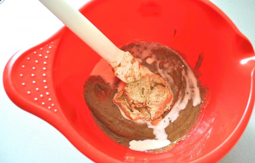 1. Этап. Рижский хлеб по ГОСТу: Охлажденную заварку переложите в миску для замешивания теста, добавьте к ней 3 грамма свежих дрожжей, разведенных в минимальном количестве воды и закваску.