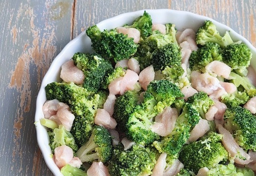 1. Этап. Брокколи с курицей в сырно-сливочном соусе: Форму для запекания смазать растительным маслом (1 ч. л.). Переложить в неё брокколи и куриное филе, перемешать.