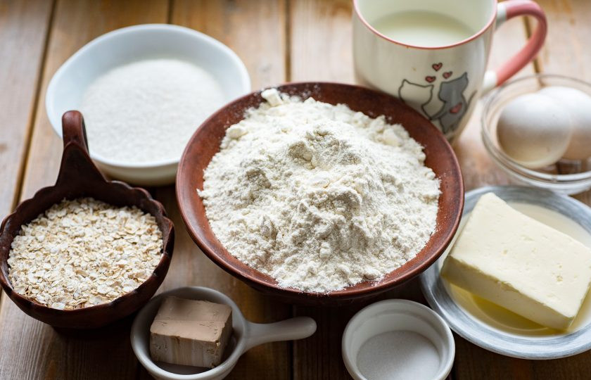 1. Этап. Булочки с овсяными хлопьями: Все ингредиенты сразу же выложите на стол. Молоко подогрейте в кастрюльке до температуры в 35-37 градусов.