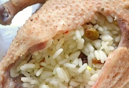 1. Этап. Гусь, фаршированный рисом и сухофруктами: Смешиваем ингредиенты для начинки и фаршируем гуся. Наполняем фаршем не очень плотно и зашиваем разрез толстой ниткой или же скалываем деревянными шпажками.