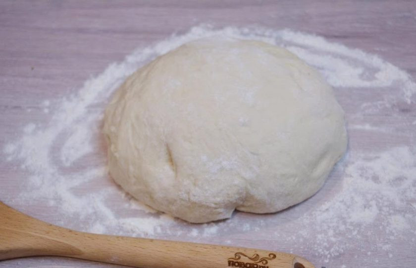 1. Этап. Ватрушки с творогом: 1. Возьмите покупное дрожжевое сдобное тесто. Припудрите стол мукой и нарежьте тесто на небольшие кусочки. Каждый кусочек скатайте в шарик.