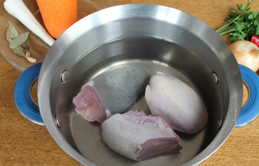 1. Этап. Бульон из говяжьего языка: В кастрюлю наливаем холодную воду, кладем язык (его можно разрезать на части) и доводим до кипения. Перед закипанием появляется немного пены, которую нужно убрать.