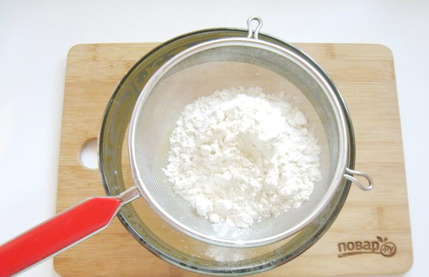 1. Этап. Плетеная булка: Просейте в миску муку.