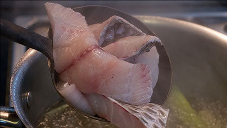 1. Этап. Тайский рыбный суп: 10. Выложить рыбу. В данном случае это тилапия, однако можно взять и любую другую рыбку.