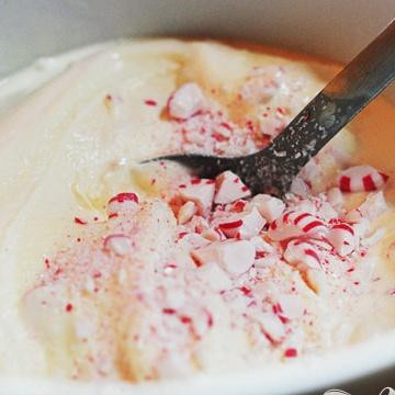 1. Этап. Мятно-ванильное сливочное мороженое: 7. Заморозить смесь в машине для мороженого, согласно инструкциям производителя. После того, как мороженое будет готово, добавить нарезанные мятные конфеты и сразу же поместить мороженое в контейнере в морозильную камеру.