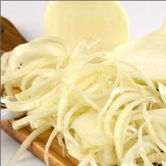 1. Этап. Говяжья печенка Фантастика с луком: 3. Лук очистить и очень острым ножом порезать тонкими кольцами – чем тоньше у вас получится, тем лучше.