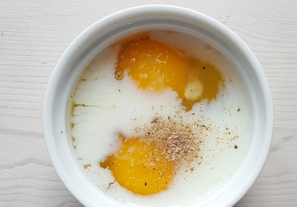 1. Этап. Болтунья в микроволновке: 3. Добавьте молоко, щепотку соли и перца. По желанию можно также добавить немного сыра или помидоров, например.