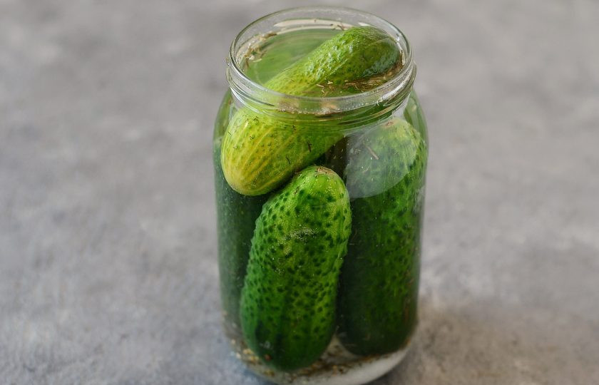 1. Этап. Бродячие огурцы: Влейте горячую воду в банку. Сверху банку прикройте марлей и оставьте на 2-3 дня.