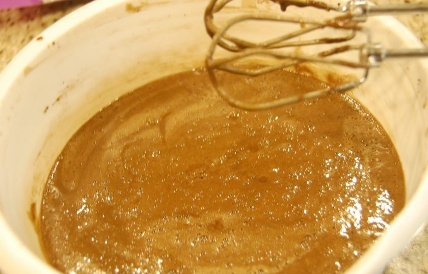 1. Этап. Очень шоколадный торт: 10. Тонкой струйкой влейте в тесто горячую смесь из молока и воды, смешайте на низких оборотах.