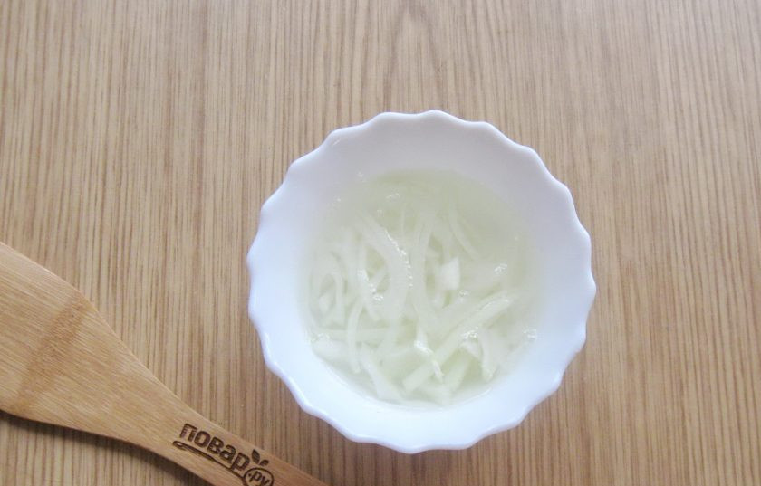 1. Этап. Салат с кальмарами и маринованным луком: Налейте горячую воду. Через 20 минут маринад слейте.