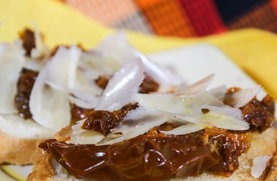 1. Этап. Бутерброды с вялеными помидорами: Выкладываем 