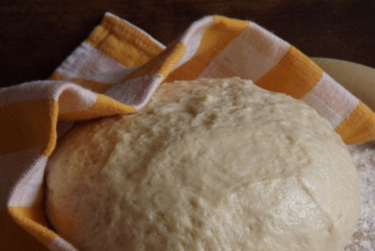 1. Этап. Тесто дрожжевое несладкое: Замешиваем тесто до тех пор, пока оно не перестанет липнуть к рукам. Накрываем тесто полотенцем, ставим его подходить в теплое место на 3 часа (за это время периодически обминаем тесто). Готово!