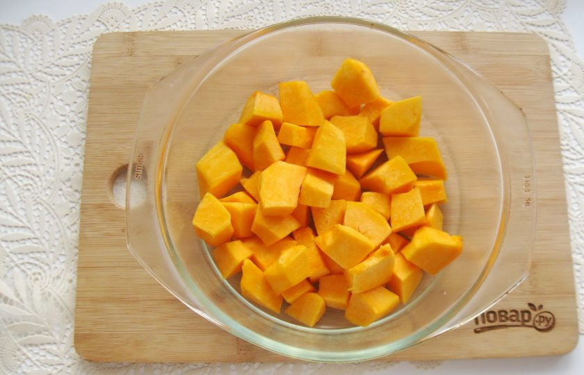 1. Этап. Тыква с грибами: Тыкву очистите, удалите семечки, помойте и нарежьте кубиками. Выложите в жаропрочную форму.
