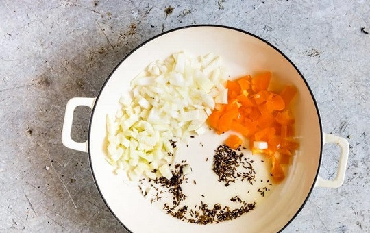 1. Этап. Шакшука с фенхелем: 2. На сковороде разогрейте растительное масло. Выложите зиру, измельченный перец, лук и фенхель.