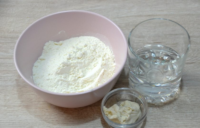 1. Этап. Чиабатта из цельнозерновой муки: Для приготовления опары, за 8-10 часов до начала замеса теста, приготовьте 100 мл. воды, 100 грамм пшеничной муки высшего сорта и 20 грамм пшеничной закваски.