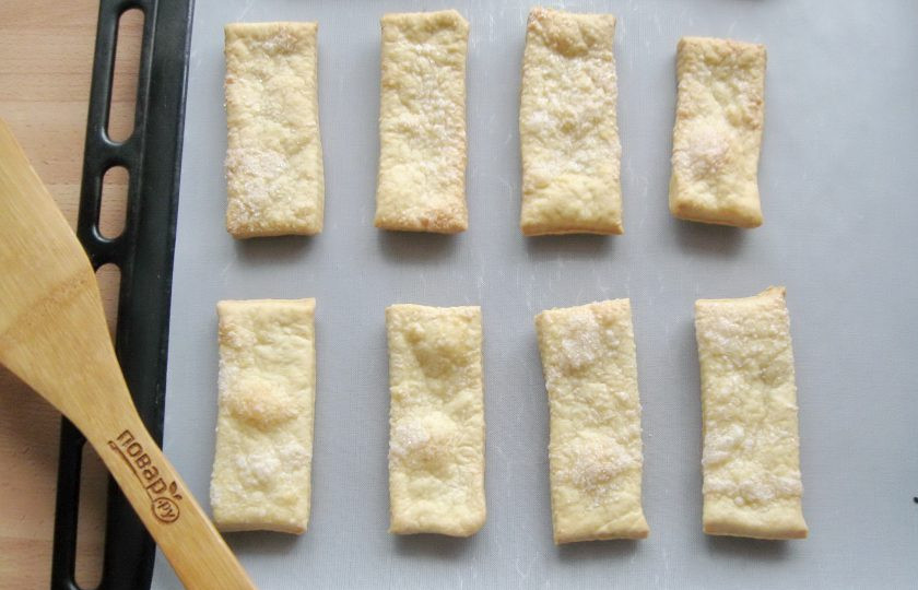 1. Этап. Слоеные язычки на пиве: Пеките язычки 20-25 минут до золотистого цвета.