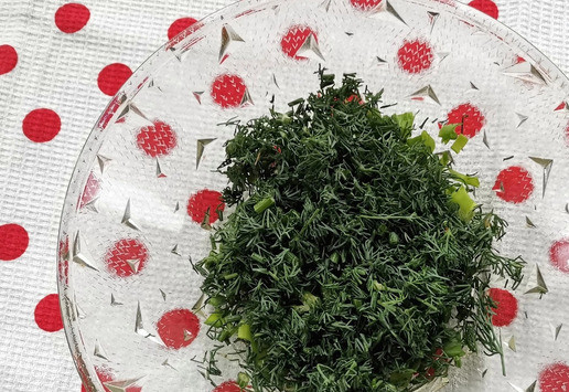 1. Этап. Салат Пылкое сердце: Мелко порубить укроп.