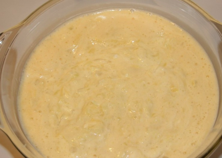 1. Этап. Запеканка из кабачков с манкой: Далее берем форму для запекания и аккуратно перекладываем в нее приготовленную основу для запеканки. Ставим форму в разогретую до 180 градусов духовку примерно на час.