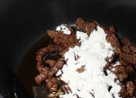 1. Этап. Гуляш из баранины в мультиварке: Затем добавьте муку.