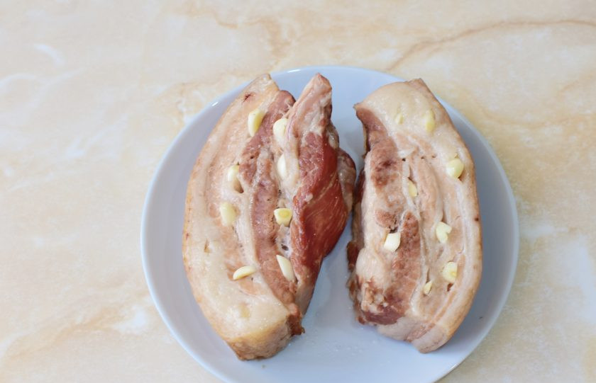 1. Этап. Сало варёное с чесноком: Нашпигуйте чесноком.