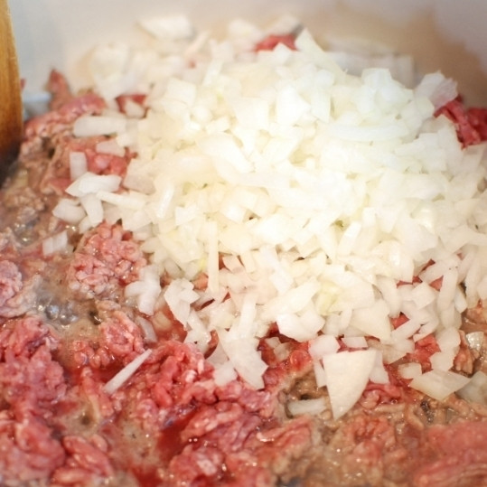 1. Этап. Густой итальянский томатный суп с макаронами и фаршем: Когда фарш слегка подрумянится и станет выпускать жир, добавляем в кастрюлю мелко нарезанный лук.