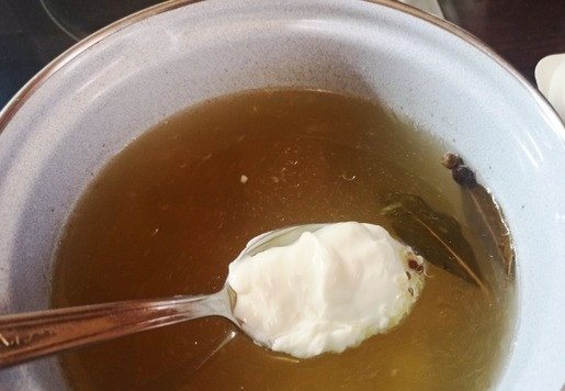 1. Этап. Сырный суп с колбасой и киноа: Добавить в суп плавленый сыр ТМ Hochland и, помешивая, расплавить его.