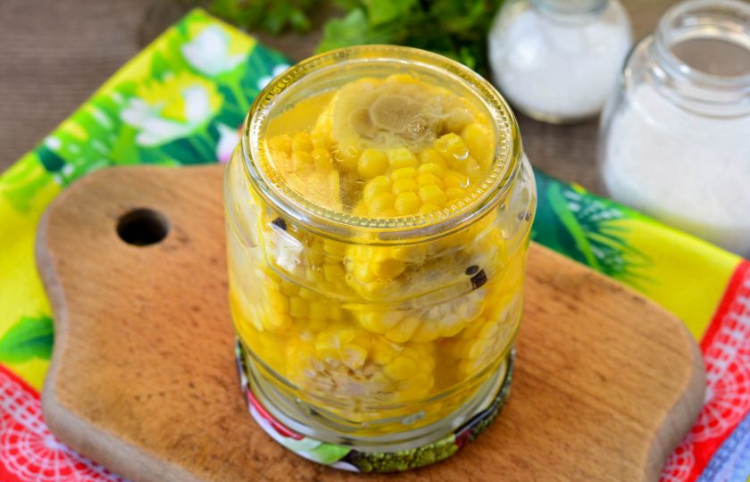 1. Этап. Кукуруза консервированная для похудения: Утеплите заготовку одеялом и дайте остыть в течение 5-6 часов. Затем переставьте на хранение в прохладную и темную кладовую или погреб. Выход заготовки - 2 банки по 0,5 литра.