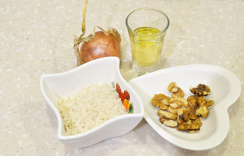 1. Этап. Рис с орехами: Подготовьте ингредиенты.