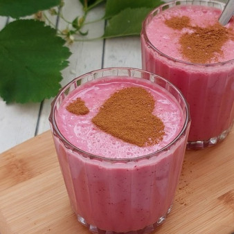 Сливовый йогурт с яблоком и свеклой