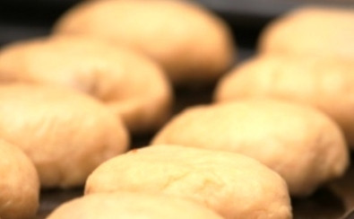 1. Этап. Постные пирожки с капустой: Когда начинка остынет, а тесто поднимется, лепим пирожки: тесто раскатываем в колбаску и нарезаем на кусочки одинакового размера, каждый кусочек раскатываем в лепешку, в центр лепешки кладем немного начинки, защипываем края и формируем, таким образом, пирожок. Пирожки швом вниз выкладываем на смазанный маслом противень и запекаем до готовности при температуре 190 градусов (время запекания сильно зависит от величины пирожков и духовки, так что ориентируйтесь по внешнему виду пирожков - когда хорошо зарумянятся, можно доставать).