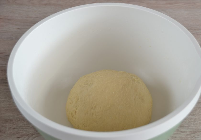 1. Этап. Финские булочки с корицей и кардамоном: Замесите тесто, сделайте из него шар, накройте крышкой или пищевой пленкой, поставьте в теплое место для брожения на 1,5-2 часа.