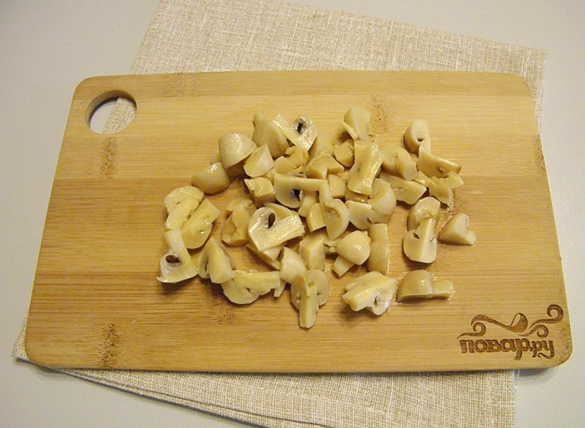 1. Этап. Салат Ришелье: 4. Консервированные шампиньоны порежьте на четвертинки, если грибы очень крупные — то слайсами (тонко).