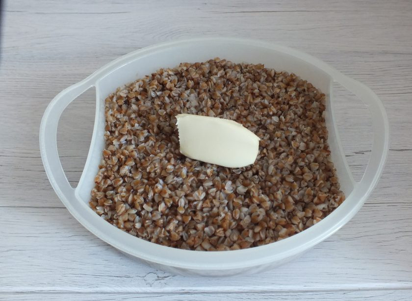 1. Этап. Гречка в пароварке: По истечении времени, в готовую кашу, добавьте оставшуюся половину сливочного масла. Перемешайте и оставьте в пароварке еще на 10 минут.