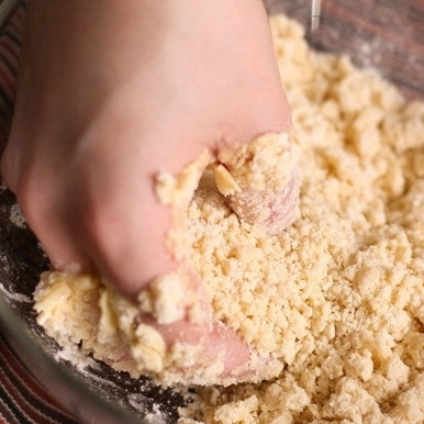 1. Этап. Творожник со взбитыми сливками и ванилью: Руками растираем в крошку.