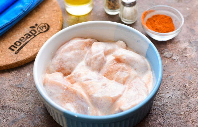 1. Этап. Курица в кефире: Переложите курицу вместе с кефиром в жаропрочную форму, смазанную маслом. Запечатайте форму фольгой. Поставьте курицу в духовку при температуре 180 градусов. Запекайте 35-40 минут.