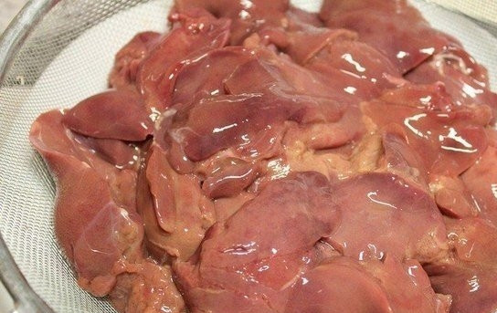 1. Этап. Куриная печень с луком: 1. Куриную печень чистим от белых жировых пленочек, а также от возможных сгустков крови. Тщательно и аккуратно промываем под струей проточной воды и откидываем на сито, чтобы ушла лишняя влага. При необходимости нарезаем ее более мелкими кусочками.