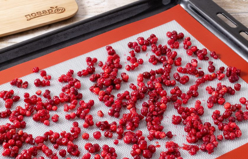 1. Этап. Сушеная брусника: Разложите ягоды на силиконовом коврике. Сушите в духовке с приоткрытой дверцей при температуре 60-70 градусов около 8-10 часов. Ягода не должна быть мокрой, но оставаться чуть мягкой, не пересушенной.