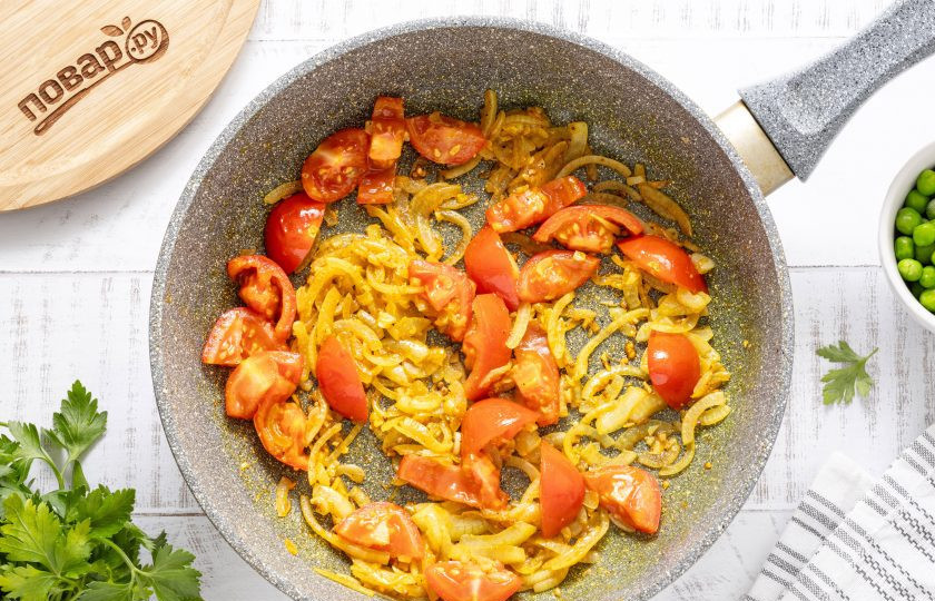 1. Этап. Капуста по-индийски: Помидоры нарежьте ломтиками среднего размера. Потушите их 3-4 минуты.