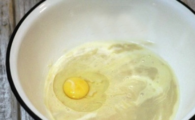 1. Этап. Торт Минутка: В миску выливаем сгущенное молоко, вбиваем яйцо и разрыхлитель. Хорошо взбиваем и затем добавляем просеянную муку и замешиваем тесто.